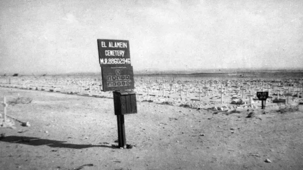 Vojaško pokopališče El Alamein v Egiptu. Okoli polovica vseh tu 
pokopanih padlih, med njimi tudi primorskih Slovencev, ni 
identificirana. 