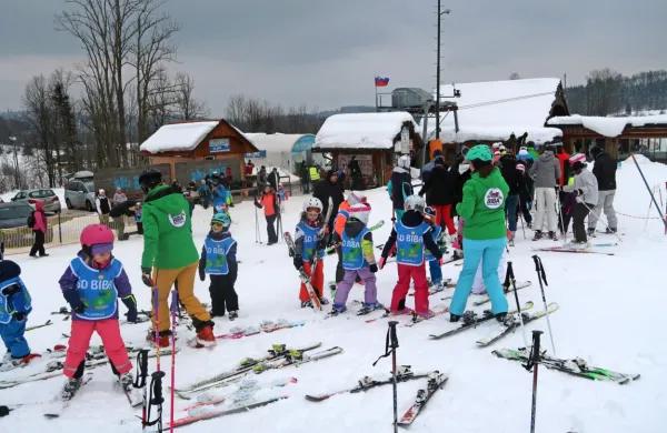 Na malem smučišču SKI Bor so ob smučarjih, sankačih in tekačih 
pod njim, ob učenju smučanja uživali številni otroci.