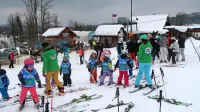 Na malem smučišču SKI Bor so ob smučarjih, sankačih in tekačih 
pod njim, ob učenju smučanja uživali številni otroci.