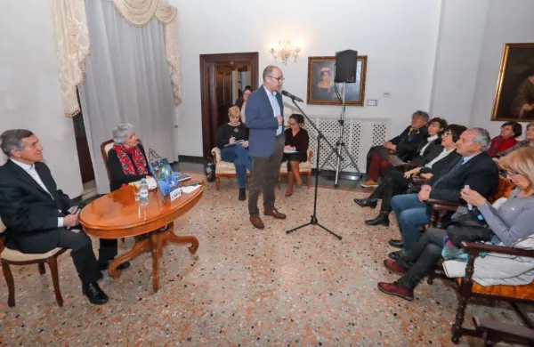 Stanislav Mahne je v družbi voditeljice Neve Zajc in pred številnim 
občinstvom prisluhnil besedam Mladena Gasparinija, pisca 
spremne besede h knjigi in sedanjega predstojnika kirurškega 
oddelka v Splošni bolnišnici Izola. 