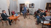 Stanislav Mahne je v družbi voditeljice Neve Zajc in pred številnim 
občinstvom prisluhnil besedam Mladena Gasparinija, pisca 
spremne besede h knjigi in sedanjega predstojnika kirurškega 
oddelka v Splošni bolnišnici Izola. 