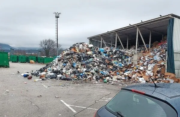 Januarja so odpadki stali  18 dni, tudi s tem so v Svobodi utemeljevali, da zbirni center tja ne sodi. Nevarnosti ni bilo, odgovarja župan. 