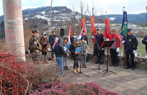 Ob učencih OŠ Cerkno so kulturni program v spomin na januarja 
leta 1944 pobite partijske tečajnike oblikovali šolarji OŠ Milojke 
Štrukelj iz Nove Gorice.
