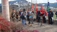 Ob učencih OŠ Cerkno so kulturni program v spomin na januarja 
leta 1944 pobite partijske tečajnike oblikovali šolarji OŠ Milojke 
Štrukelj iz Nove Gorice.