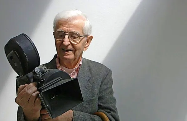 Stevan Labudović s svojo filmsko kamero, s katero se je, med 
drugim, s Titom podal tudi na t.i. Pot miru z ladjo Galeb.