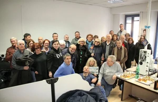 V zdaj že prazni palači Tarsia se nam je v petek pridružilo veliko 
nekdanjih sodelavk in sodelavcev najrazličnejših generacij.