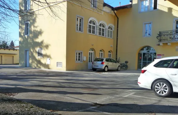 Na parkirišču “za Gradom” sredi Sežane sta zamaskirana neznanca v soboto zvečer oropala in hudo poškodovala 70-letnega 
Italijana.