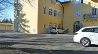 Na parkirišču “za Gradom” sredi Sežane sta zamaskirana neznanca v soboto zvečer oropala in hudo poškodovala 70-letnega 
Italijana.