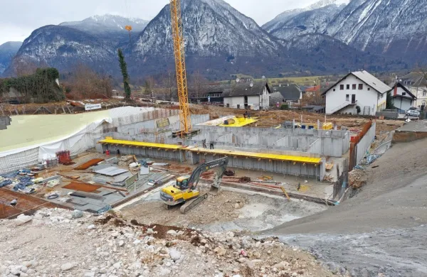  Z gradnjo športne dvorane zamujajo, a obljubljajo, da bo nared do 
začetka novega šolskega leta.