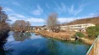Za poplavno varnost v območju Obrtne cone Batuje bodo poskrbeli  s protipoplavnimi nasipi in zidovi ter z  odvodnjavanjem   
zalednih in meteornih vod. 