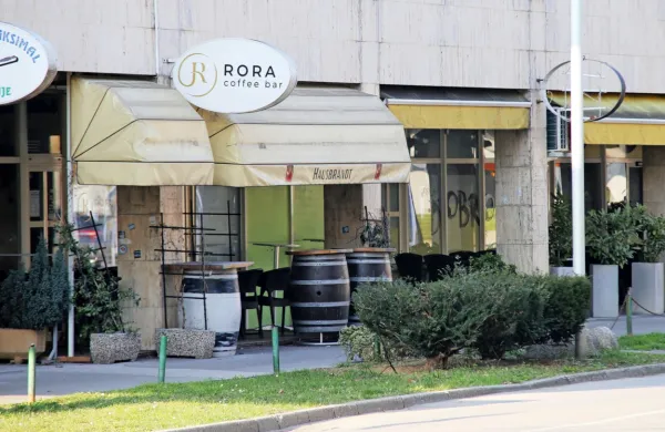 Mlada natakarica,  ki je tudi  najemnica  lokala,  je  še  vedno  šokirana  
zaradi  napada,  ki ga  je  doživela,  a  pravi, da  ji  pijana  gosta  nista  
ubila  veselja  do  dela  s  strankami.  