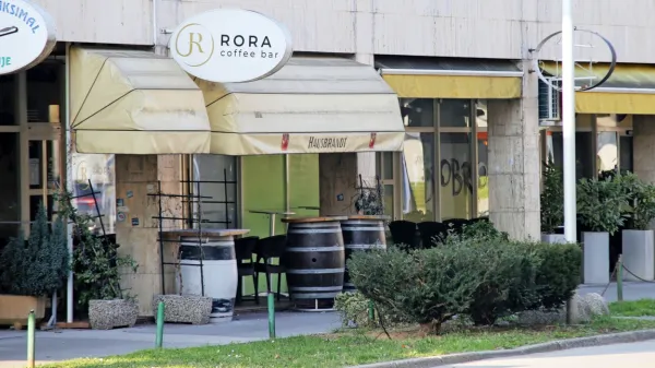 Mlada natakarica,  ki je tudi  najemnica  lokala,  je  še  vedno  šokirana  
zaradi  napada,  ki ga  je  doživela,  a  pravi, da  ji  pijana  gosta  nista  
ubila  veselja  do  dela  s  strankami.  