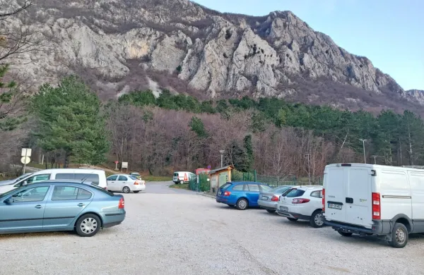 Na parkirišču ob Kampu Tura se tudi ob zimskih popoldnevih 
nabere precej avtomobilov, poleti pa je na njem  nemogoče dobiti 
prosto mesto. 