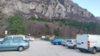 Na parkirišču ob Kampu Tura se tudi ob zimskih popoldnevih 
nabere precej avtomobilov, poleti pa je na njem  nemogoče dobiti 
prosto mesto. 