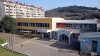Prizidek k šoli je bil narejen tako površno, da  se kar poseda in tudi 
stene pokajo. 