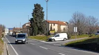 Poleg krožišča bo urejen tudi pločnik, pri Zadružnem domu pa 
hitrostna grbina in na njej zarisan prehod za pešce.