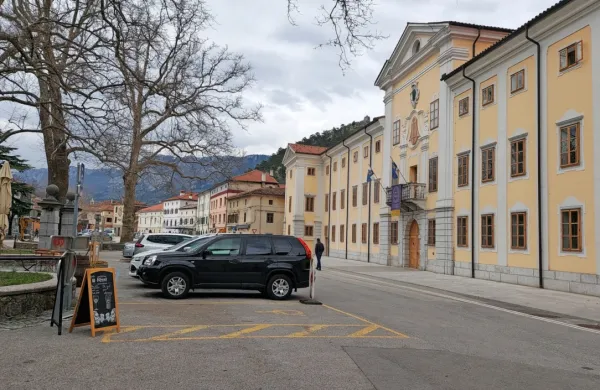 Občina Vipava in Univerza v Novi Gorici si po  sporazumu o zakupu 
in uporabi prostorov dvorca Lanthieri želita sodelovanja in ne  
sporov.