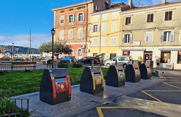 Ob podzemni zbiralnici  odpadkov  v Parku Borisa Benčiča na  Velikem trgu so včeraj  vzpostavili video nadzor, 
s katerim se nadejajo, da bodo preprečili nadaljnji vandalizem.  