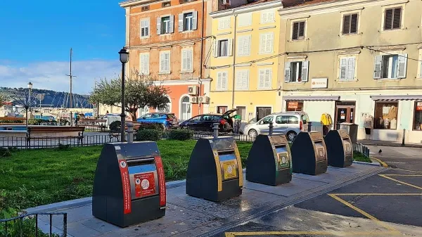 Ob podzemni zbiralnici  odpadkov  v Parku Borisa Benčiča na  Velikem trgu so včeraj  vzpostavili video nadzor, 
s katerim se nadejajo, da bodo preprečili nadaljnji vandalizem.  