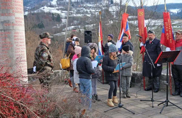 Učenci OŠ Milojke Štrukelj in OŠ Cerkno že desetletja skupaj pripravljajo kulturni poklon v spomin na 47 
padlih tečajnikov.