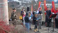 Učenci OŠ Milojke Štrukelj in OŠ Cerkno že desetletja skupaj pripravljajo kulturni poklon v spomin na 47 
padlih tečajnikov.
