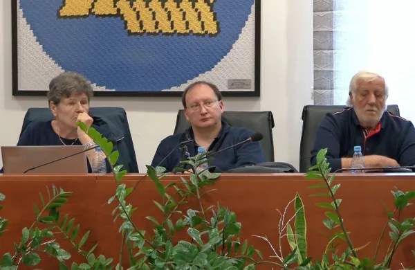    Sonja Čošić ostaja v svetniški skupini Pler, Borut Rojc (v sredini) je 
prestopil k SDS, bivši občinski svetnik Stanislav Zver, ki na zadnjih 
volitvah na listi Pler ni bil več izvoljen v občinski svet,  pa je do 
prestopov kritičen (fotografija je iz prejšnjega mandata).      