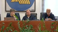    Sonja Čošić ostaja v svetniški skupini Pler, Borut Rojc (v sredini) je 
prestopil k SDS, bivši občinski svetnik Stanislav Zver, ki na zadnjih 
volitvah na listi Pler ni bil več izvoljen v občinski svet,  pa je do 
prestopov kritičen (fotografija je iz prejšnjega mandata).      