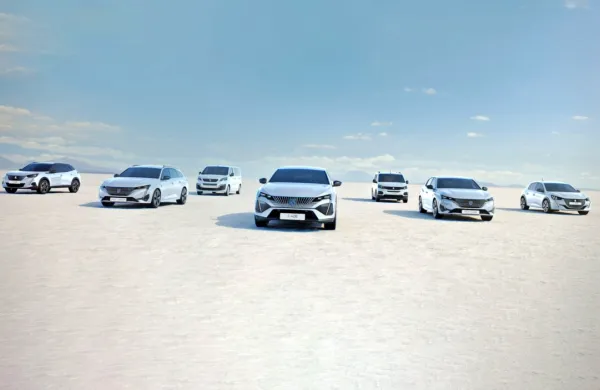  V prihodnjih nekaj letih bo celotna flota opremljena z električnimi 
motorji, to velja tudi za novo generacijo križancev 3008 in 5008.

