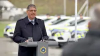 Takratni notranji minister Boštjan Poklukar med predajo novih avtomobilov ministrstva za notranje 
zadeve policistom na terenu. 