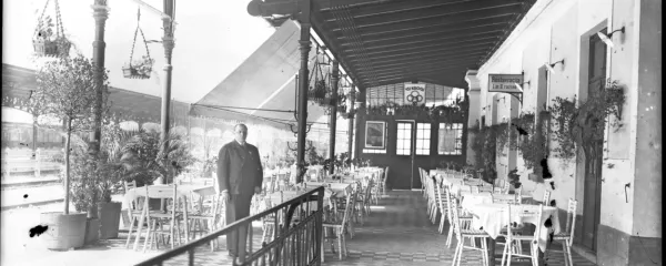 Kolodvorska restavracija na Jesenicah pod nastreškom, podprtim 
z Wagnerjevimi stebri.