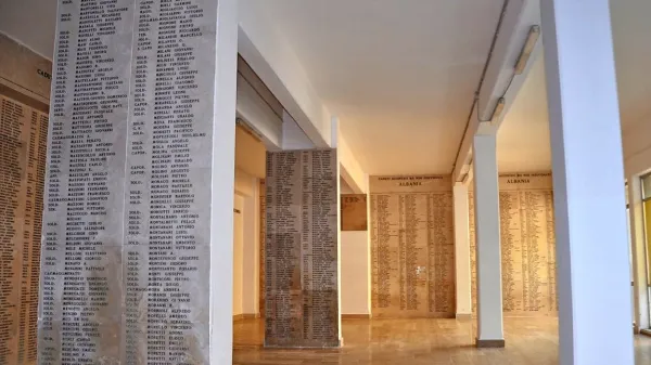 Vojaško pokopališče v Bariju. Imena žrtev med mobiliziranimi 
vojaki italijanskih oboroženih sil in umrlih v ujetništvu med drugo 
svetovno vojno. 