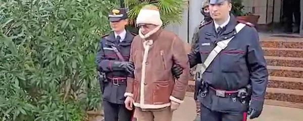 Matteo Messina Denaro med aretacijo pred kliniko Maddalena v 
Palermu, kjer se zdravi za rakom.