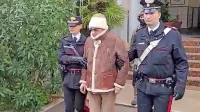 Matteo Messina Denaro med aretacijo pred kliniko Maddalena v 
Palermu, kjer se zdravi za rakom.