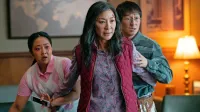 Osrednji igralski trojček v Vse povsod naenkrat: v sredini še vedno zelo sveža in gibčna Michelle Yeoh v vlogi Evelyn, desno velika igralska vrnitev Ke Huyja Quana (Guniji) kot Evelynin mož in njuna hčerka Joy  (Stephanie Hsu).