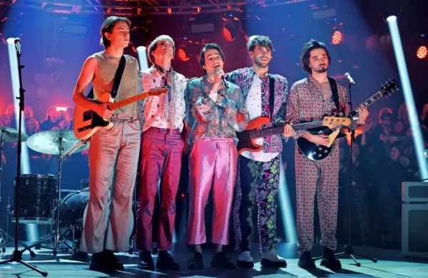 Skupina Joker Out je v nocojšnji televizijski oddaji Misija Liverpool 
premierno predstavila skladbo Carpe Diem, s katero bodo Slovenijo maja zastopali na evrovizijskem izboru v Liverpoolu. 