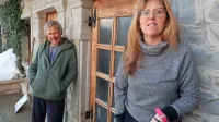 Milan in Irma Grošelj, oče in hči, imata skupaj skoraj 80 let izkušenj z upravljanjem smučišča. Ob preteči 
zapori upata na razum države in odpravo birokratskih zahtev za mala smučišča.
