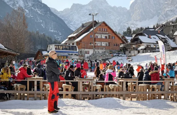 Med zimskimi počitnicami je priljubljeno zimovanje v Kranjski
Gori.