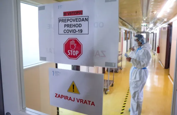 Zdravstveni minister Danijel Bešič Loredan je z letom 2023 omejil covidne dodatke na 900 evrov mesečno.