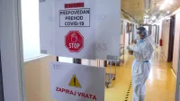 Zdravstveni minister Danijel Bešič Loredan je z letom 2023 omejil covidne dodatke na 900 evrov mesečno.
