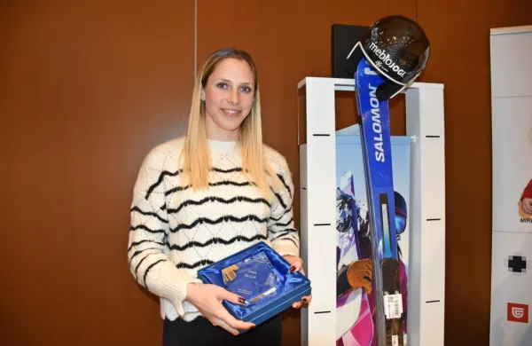 Ana Bucik se je z delčkom svoje tekmovalne opreme  in s svežim 
priznanjem Športnica Goriške 2022 pred SP predstavila tudi 
Novogoričanom.