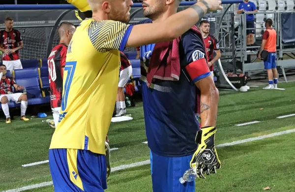 Vse kaže, da se bosta Koprčana v različnih dresih, Andrej Kotnik 
(levo) in Jan Koprivec, lahko pozdravila tudi po spomladanskem 
obračunu Kopra in Tabora. 