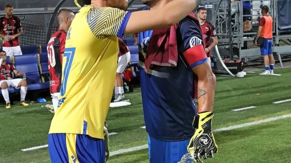 Vse kaže, da se bosta Koprčana v različnih dresih, Andrej Kotnik 
(levo) in Jan Koprivec, lahko pozdravila tudi po spomladanskem 
obračunu Kopra in Tabora. 