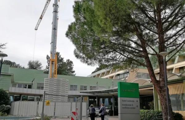 Pred hotelom Svoboda obnavljajo zunanji bazen... 