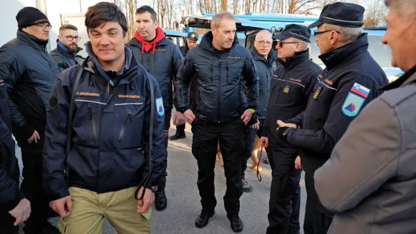 Na pomoč Turčiji po  močnih potresih je iz Slovenije danes odšla še 
skupina sedmih reševalnih psov z vodniki in štirimi spremljevalci. 
Vodja ekipe je Kraševec Blaž Turk (v sredini). 