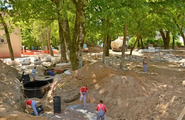 Med gradbenimi deli v mestnem parku pri pošti  je veliko dreves dobilo usodne poškodbe korenin. 