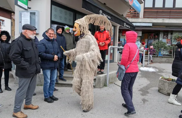 Laufarji so že šest nedelj na ulicah Cerknega in vedno jih pozdravi 
množica ljudi.