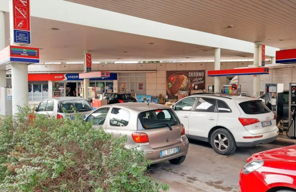 Na Petrolovem  prodajnem mestu v  Rožni Dolini se je pred dnevi 
zgodila neljuba napaka, saj je prišlo do mešanja goriv.    