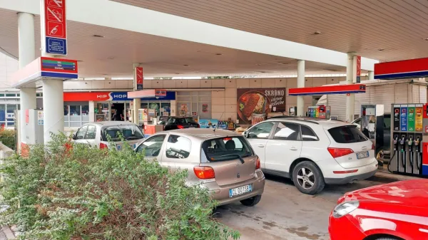 Na Petrolovem  prodajnem mestu v  Rožni Dolini se je pred dnevi 
zgodila neljuba napaka, saj je prišlo do mešanja goriv.    