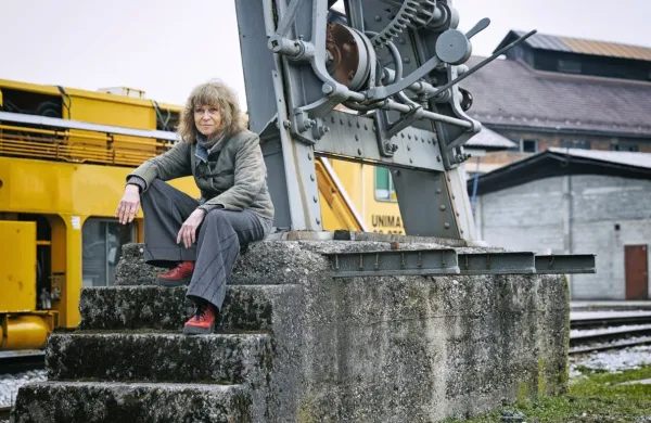 Ema Kugler, režiserka eksperimentalnih filmov, “presega okvir časa in prostora, v katerem deluje”.   