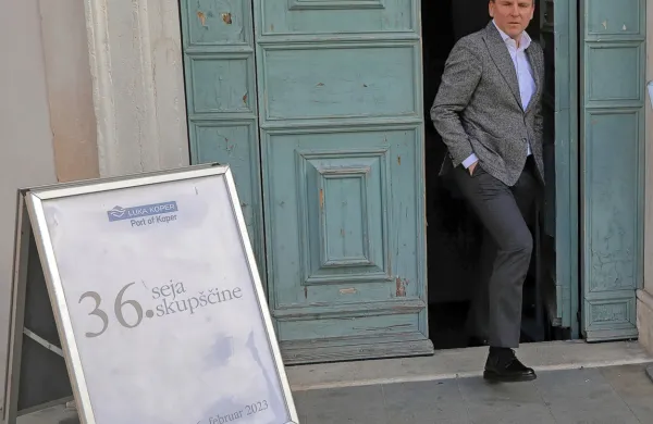 Predsednik uprave Boštjan Napast, ki Luko bodi šele dobro leto, 
včeraj po skupščini ni komentiral zamenjav v nadzornem svetu. 